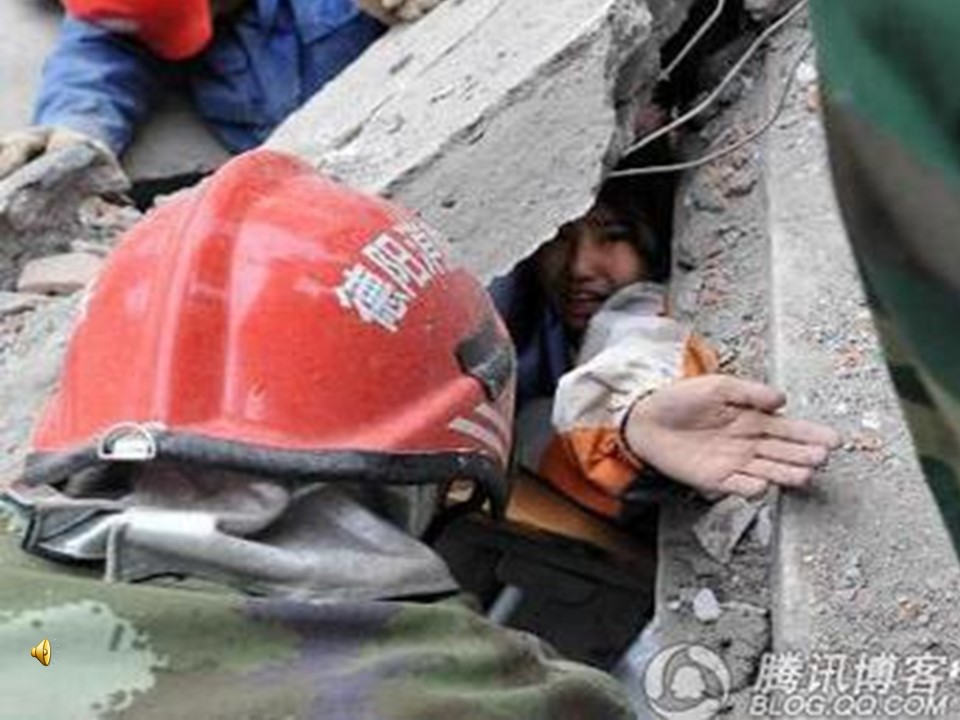 地震中的父与子ppt模板