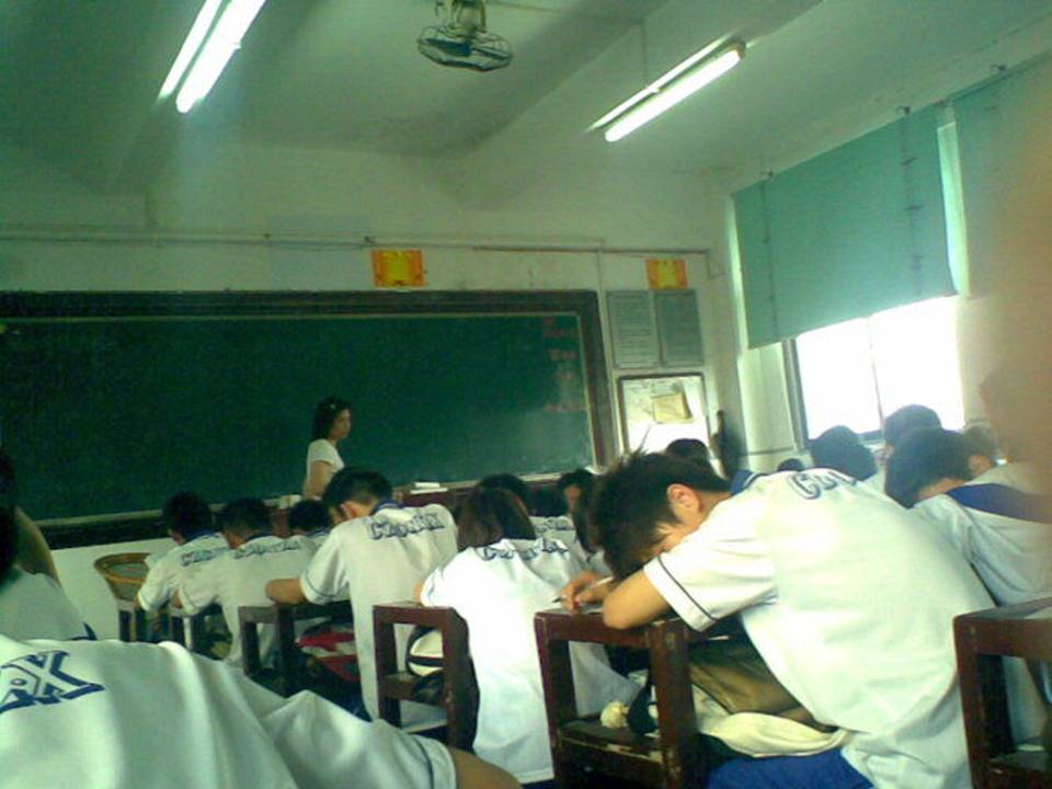 坚持孕育希望 汗水成就梦想-主题班会ppt