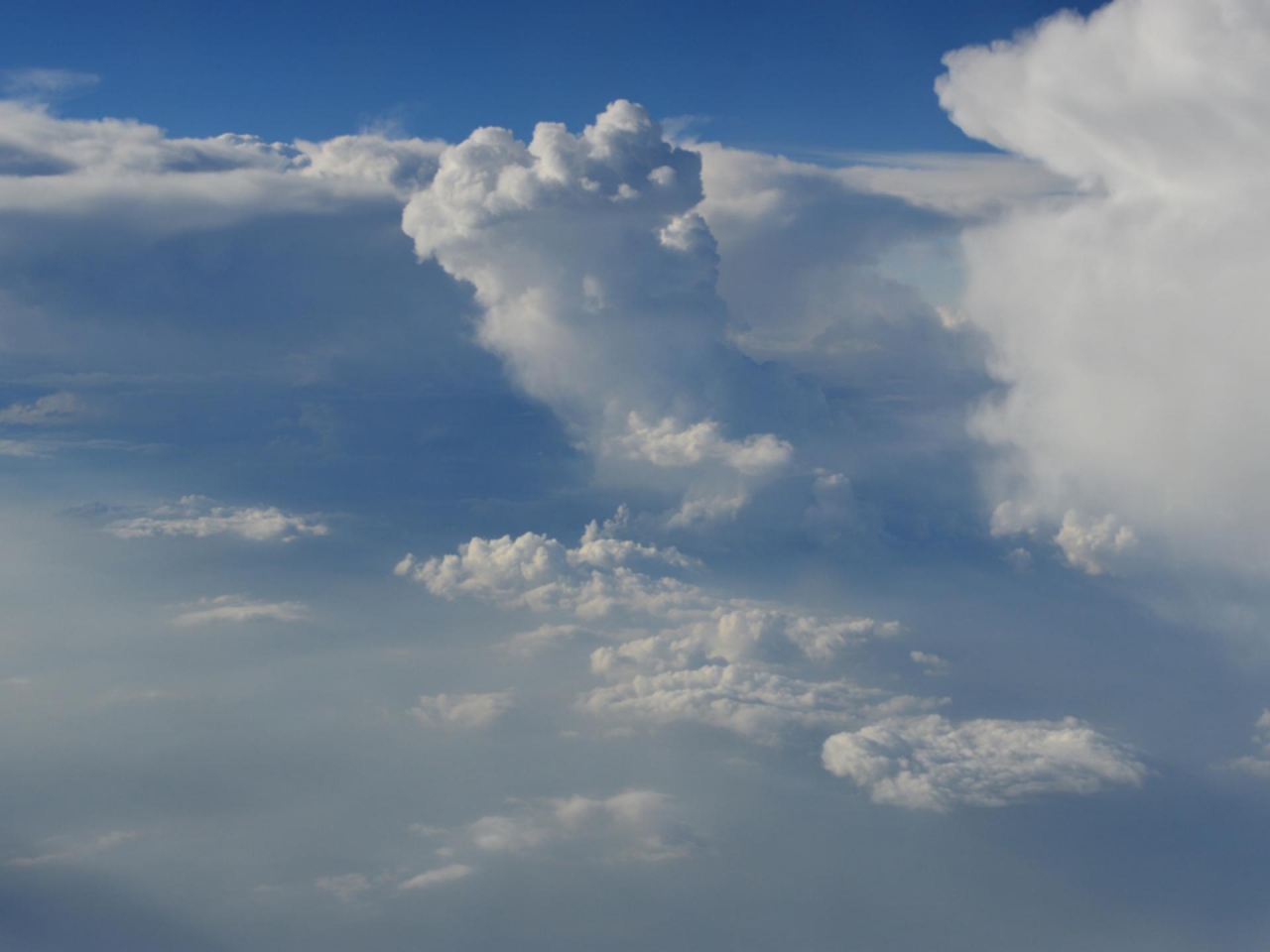 蓝天云海ppt背景图片下载