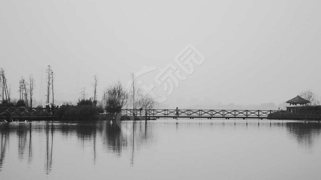 简约黑白湖面PPT背景图片