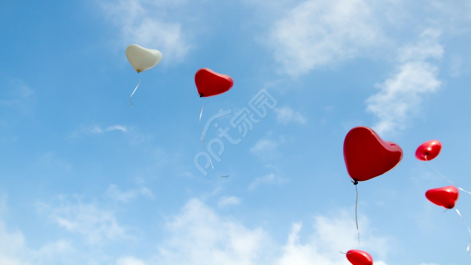 蓝色天空创意工作汇报PPT背景图片