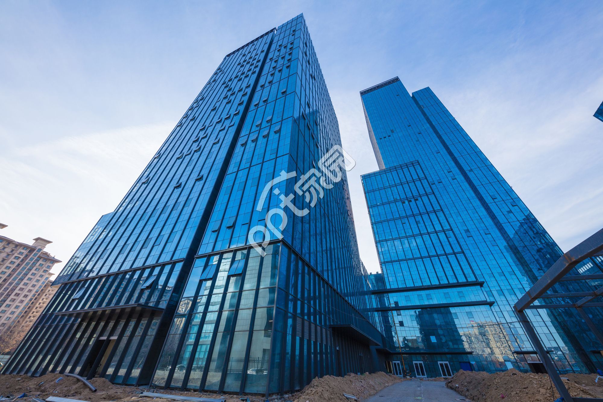 两张现代商业建筑ppt背景图片