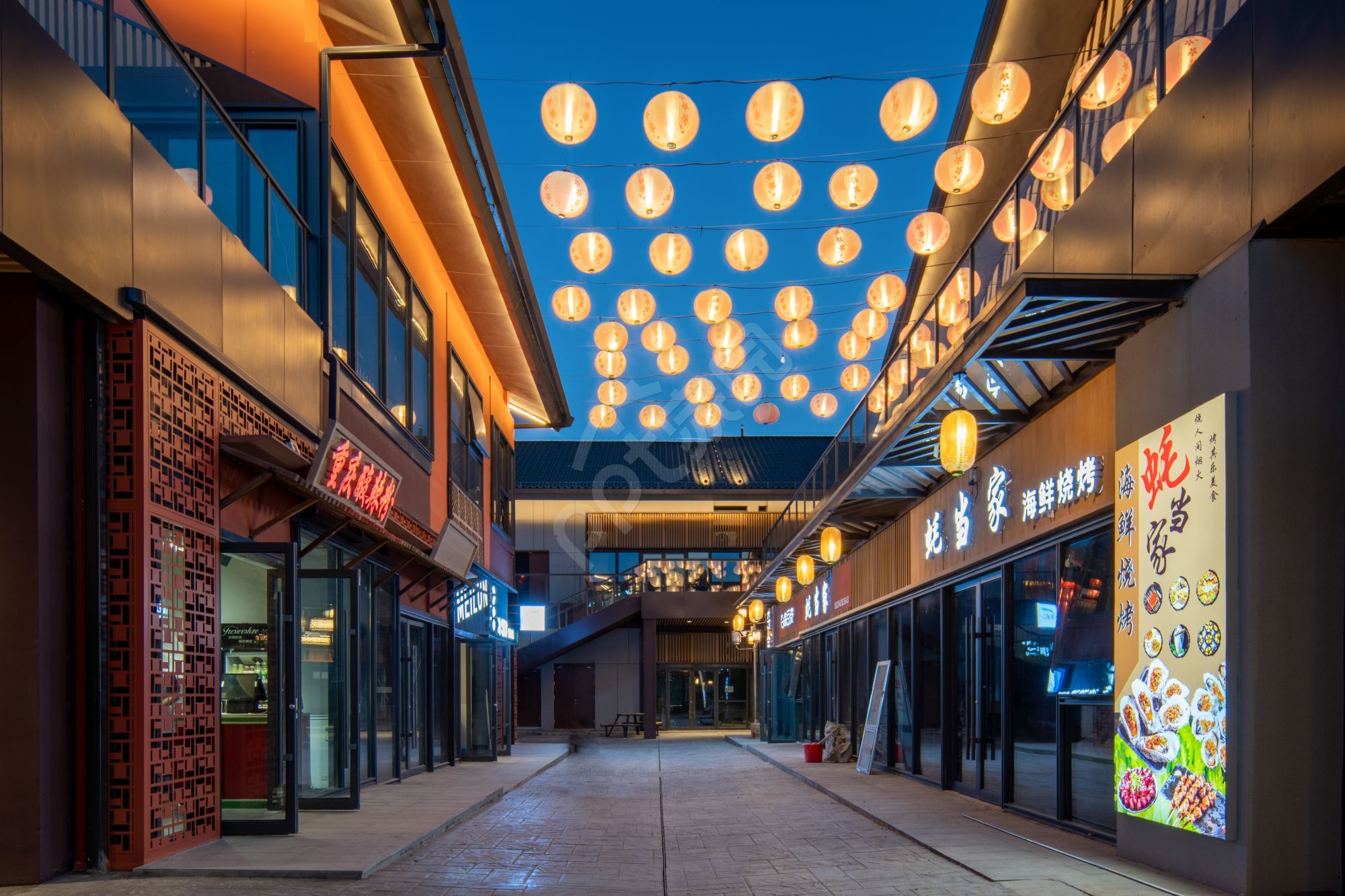 城市古风街道建筑商务合作PPT背景图片