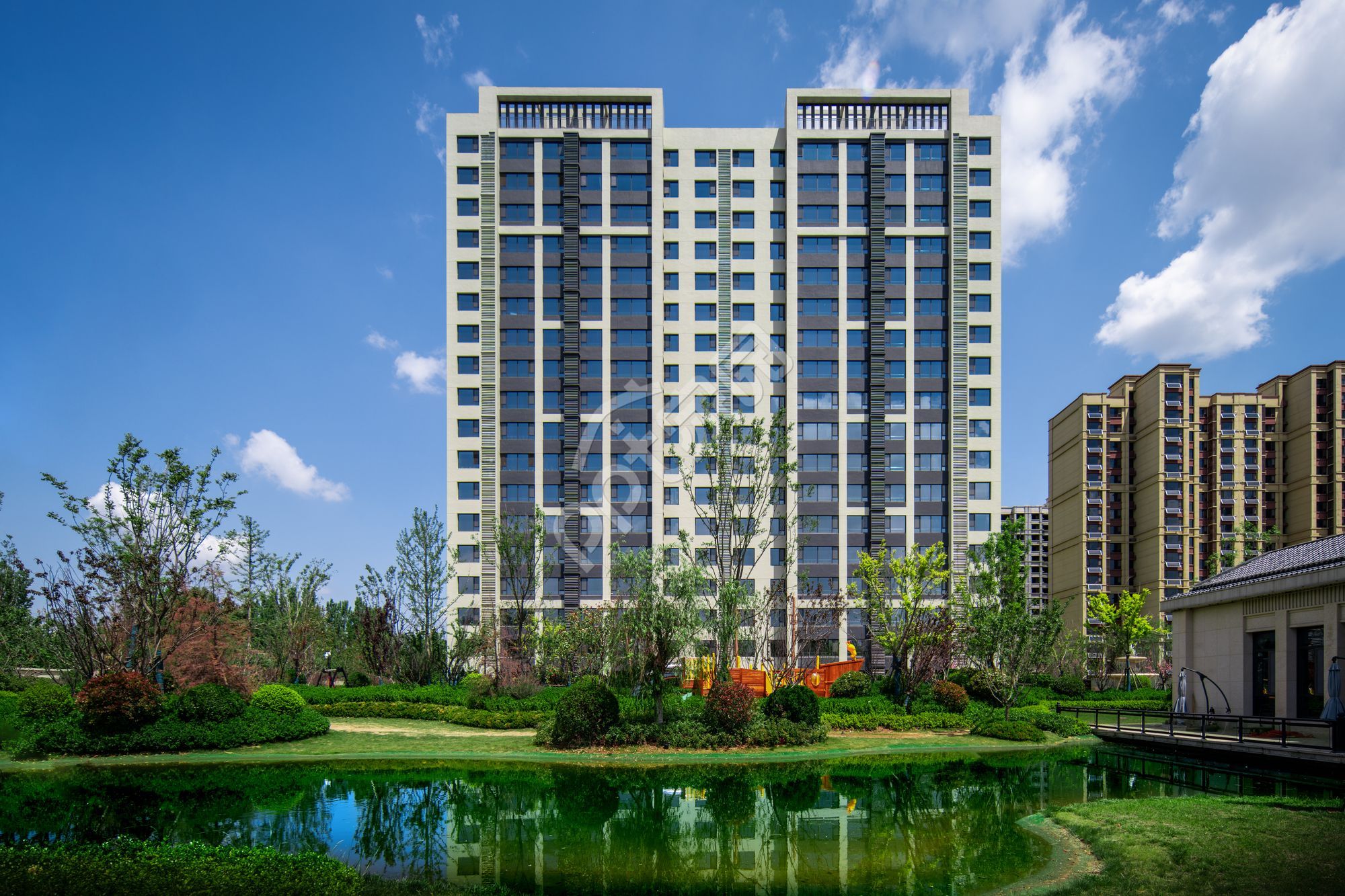 商务大气城市建筑PPT背景图片