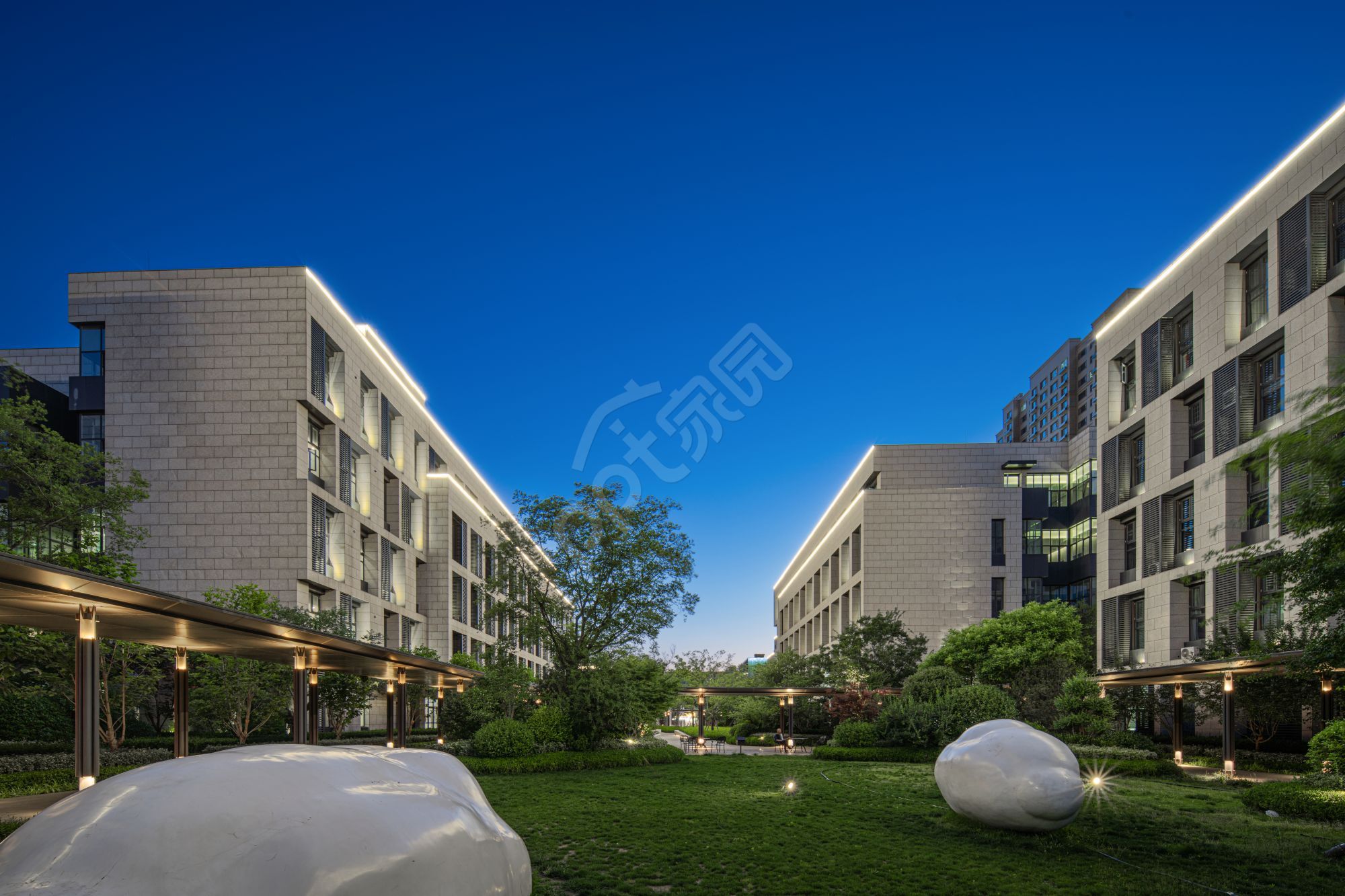 现代白色建筑绿色城市建设风景图