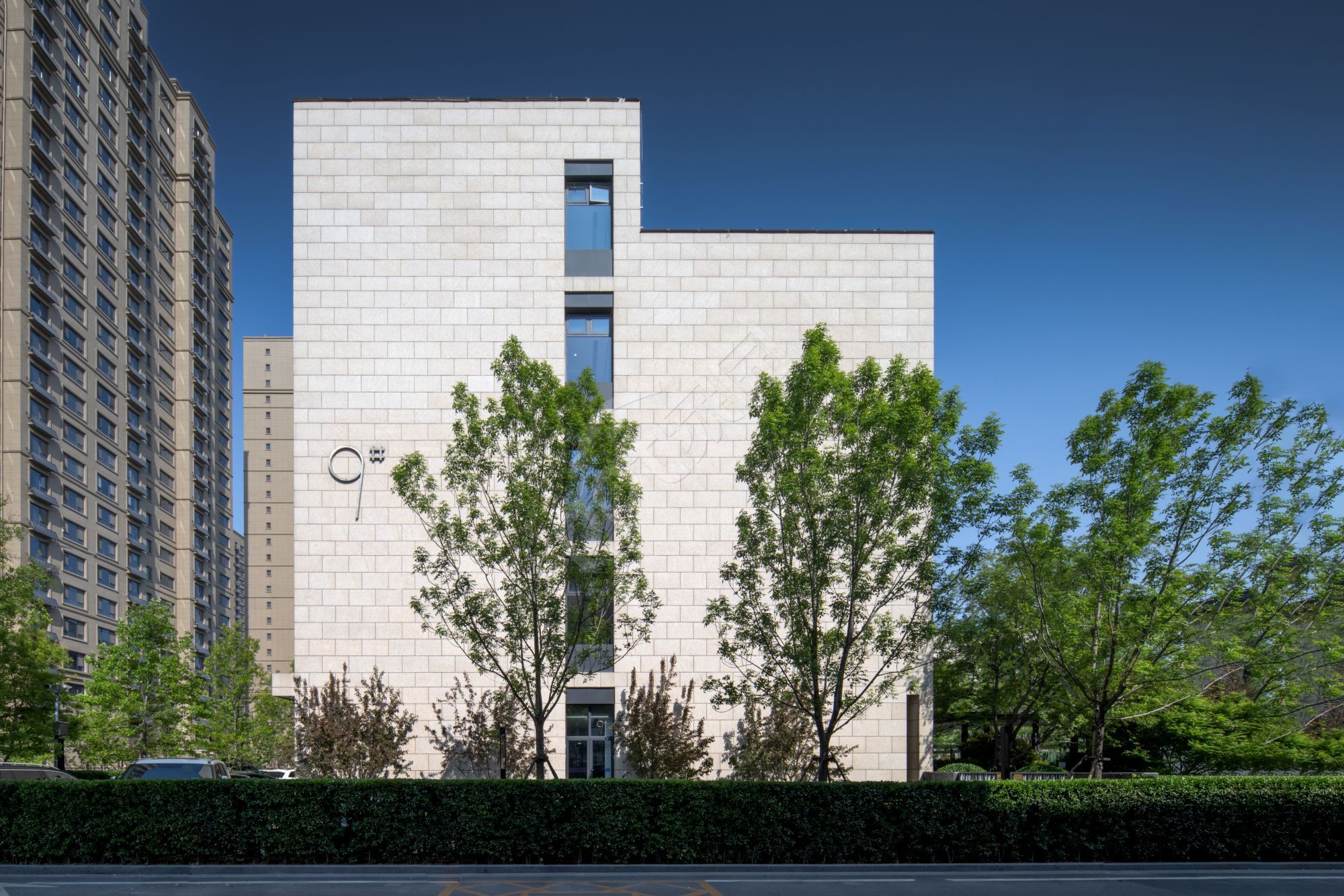 现代白色建筑绿色城市建设风景图