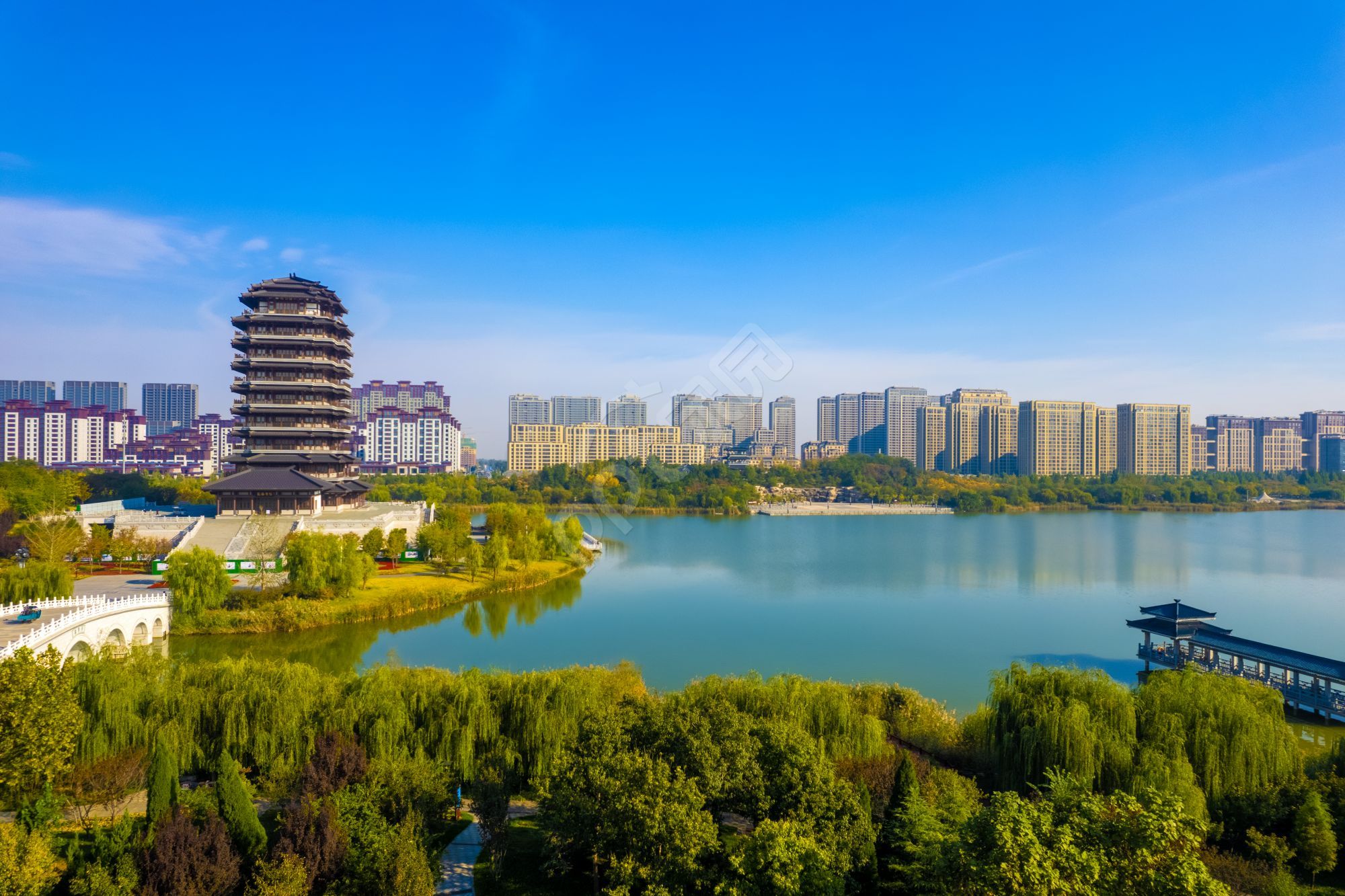 盛夏季节公园建筑湖边高塔风景图片