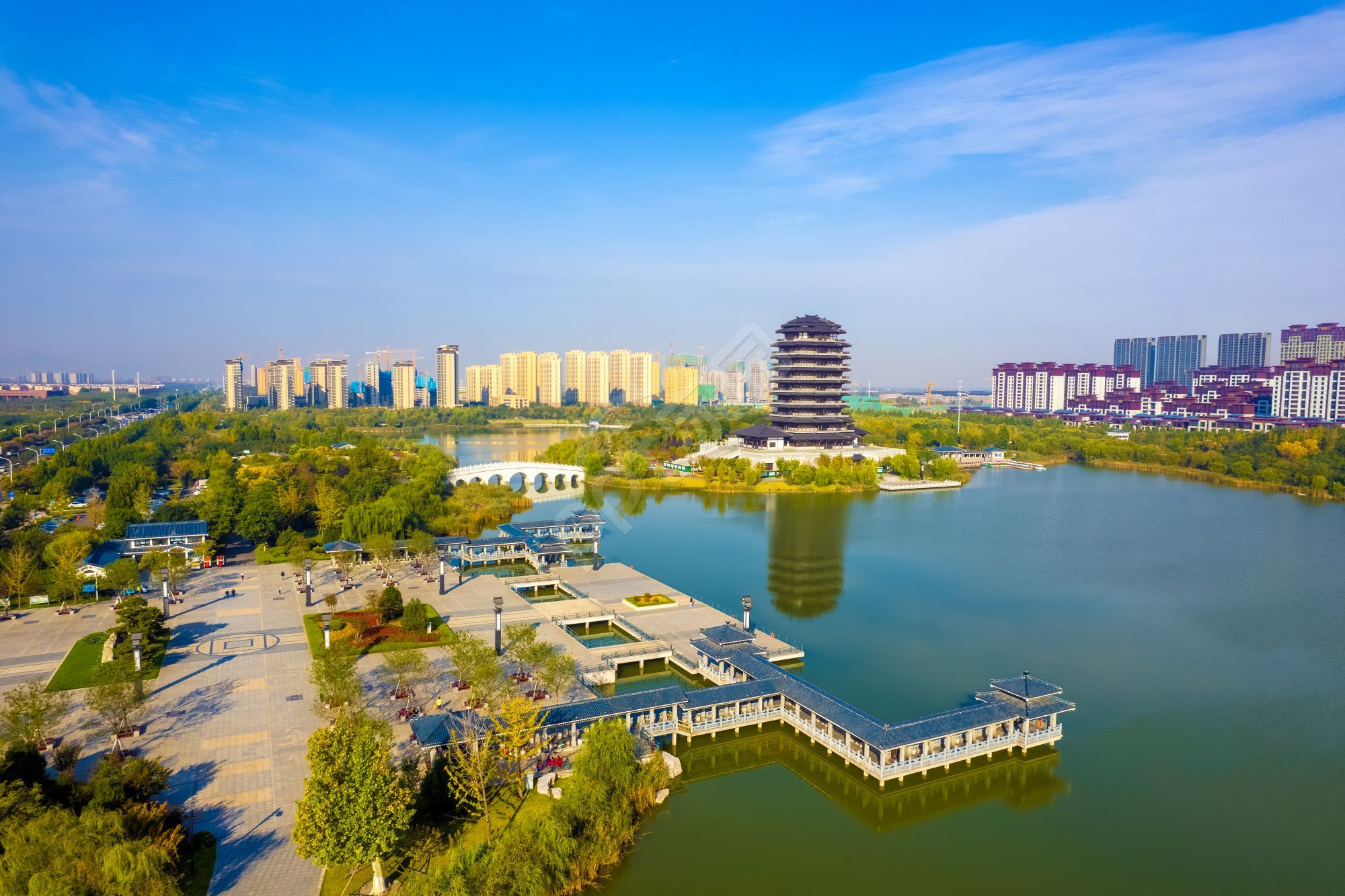 盛夏季节公园建筑湖边高塔风景图片