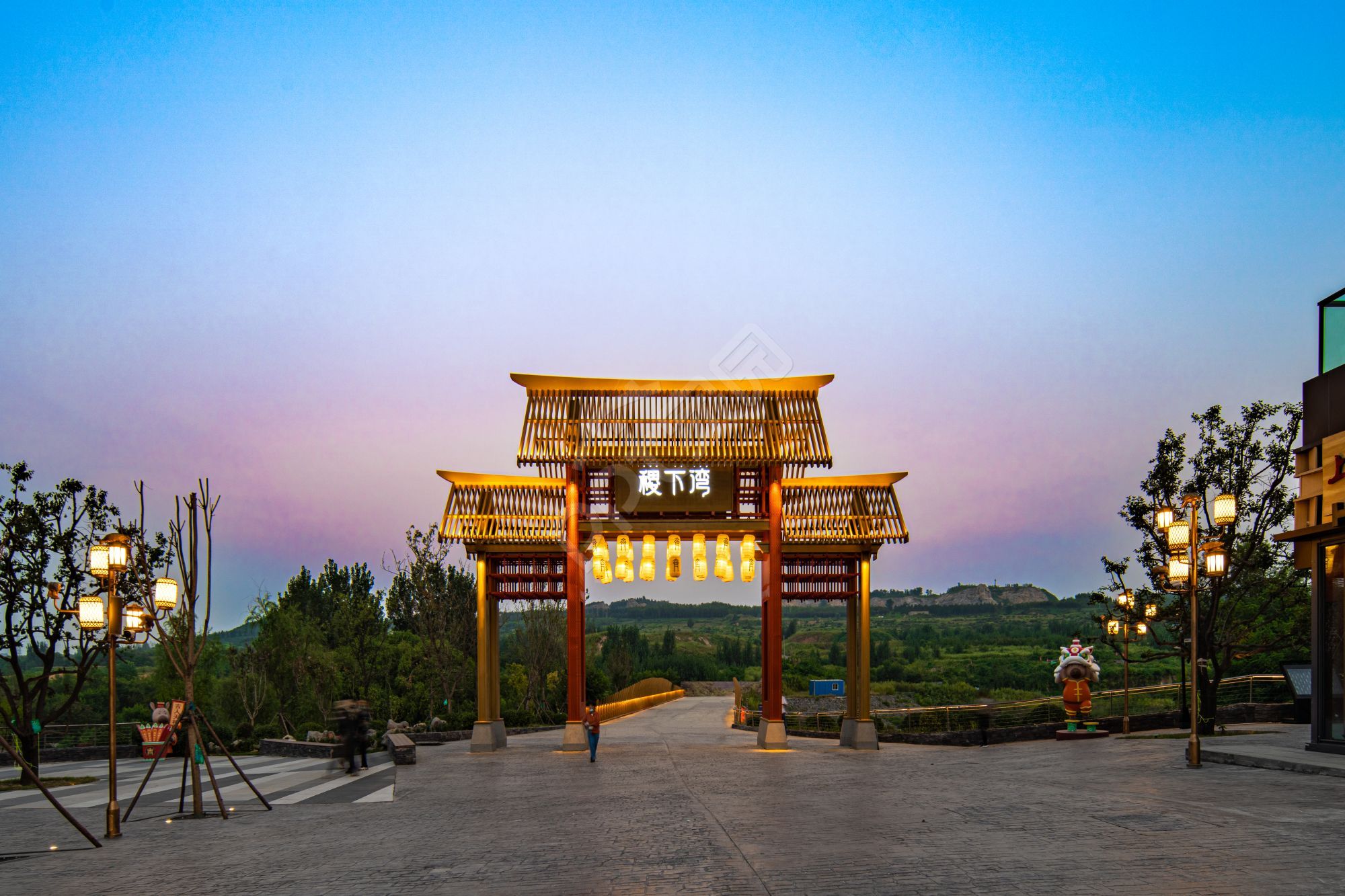 中国风建筑蓝色天空背景商务PPT背景图片