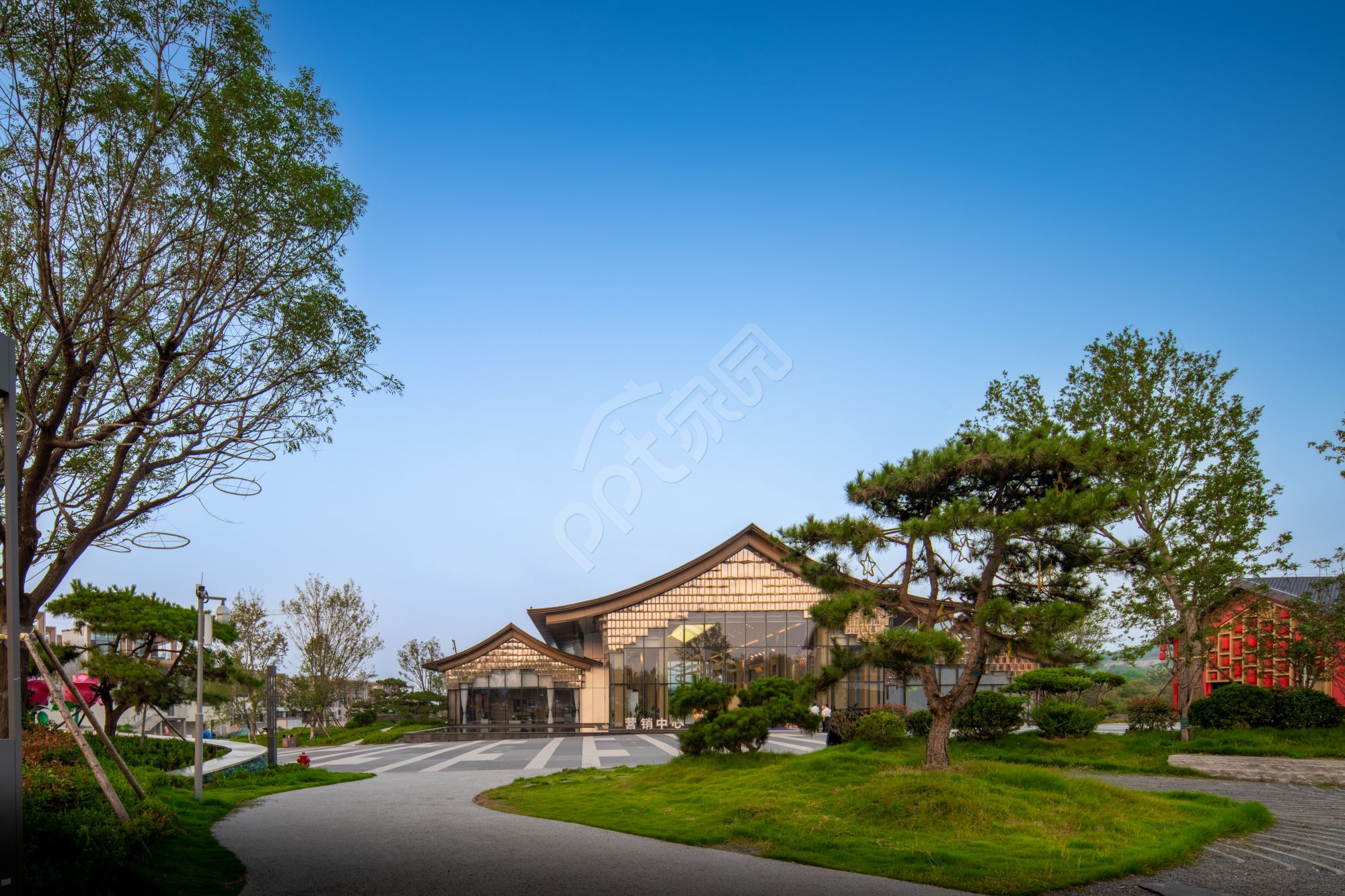 中国风建筑蓝色天空背景商务PPT背景图片