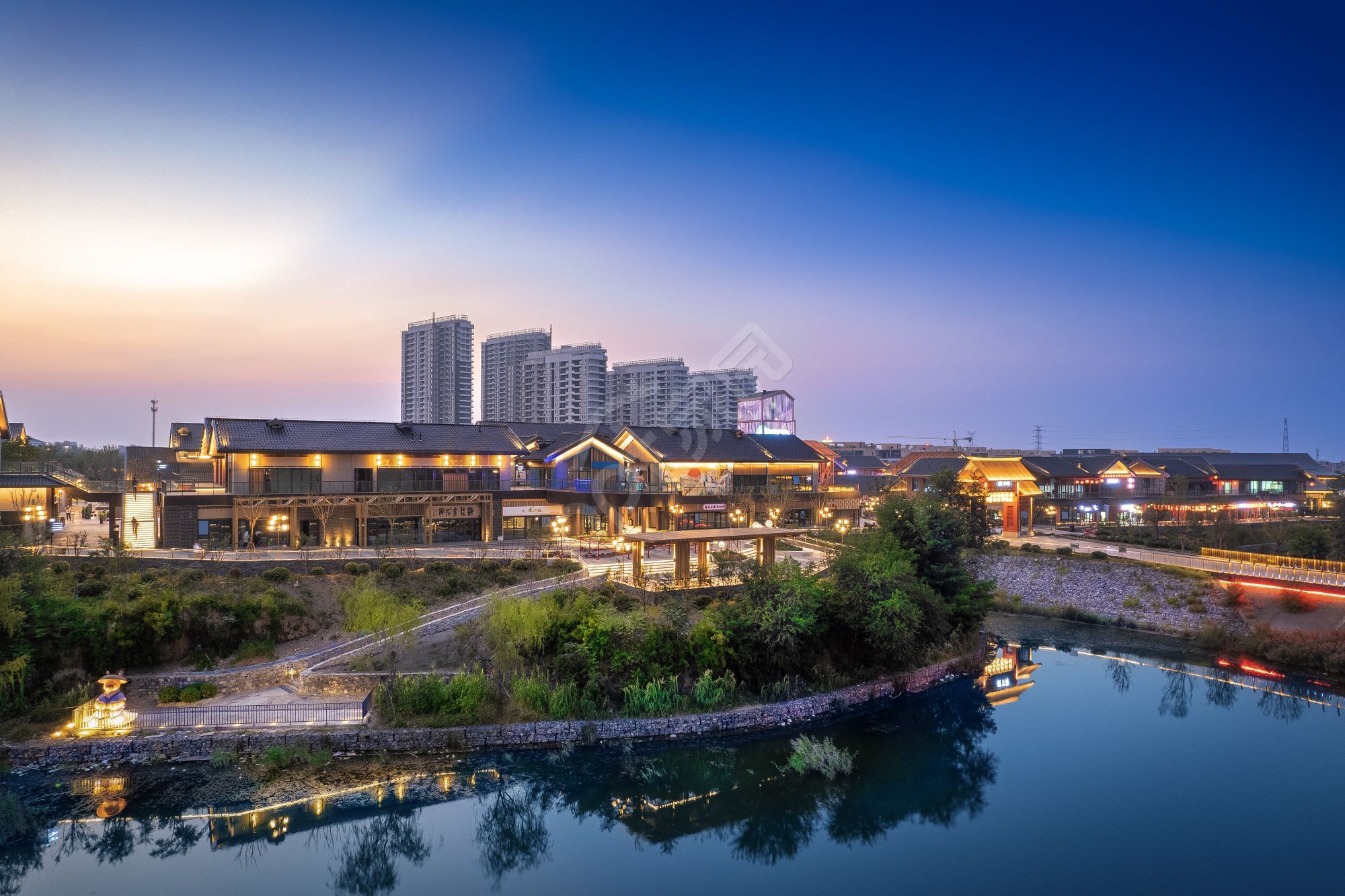 环城湖夜景城市建筑灯光风景图片