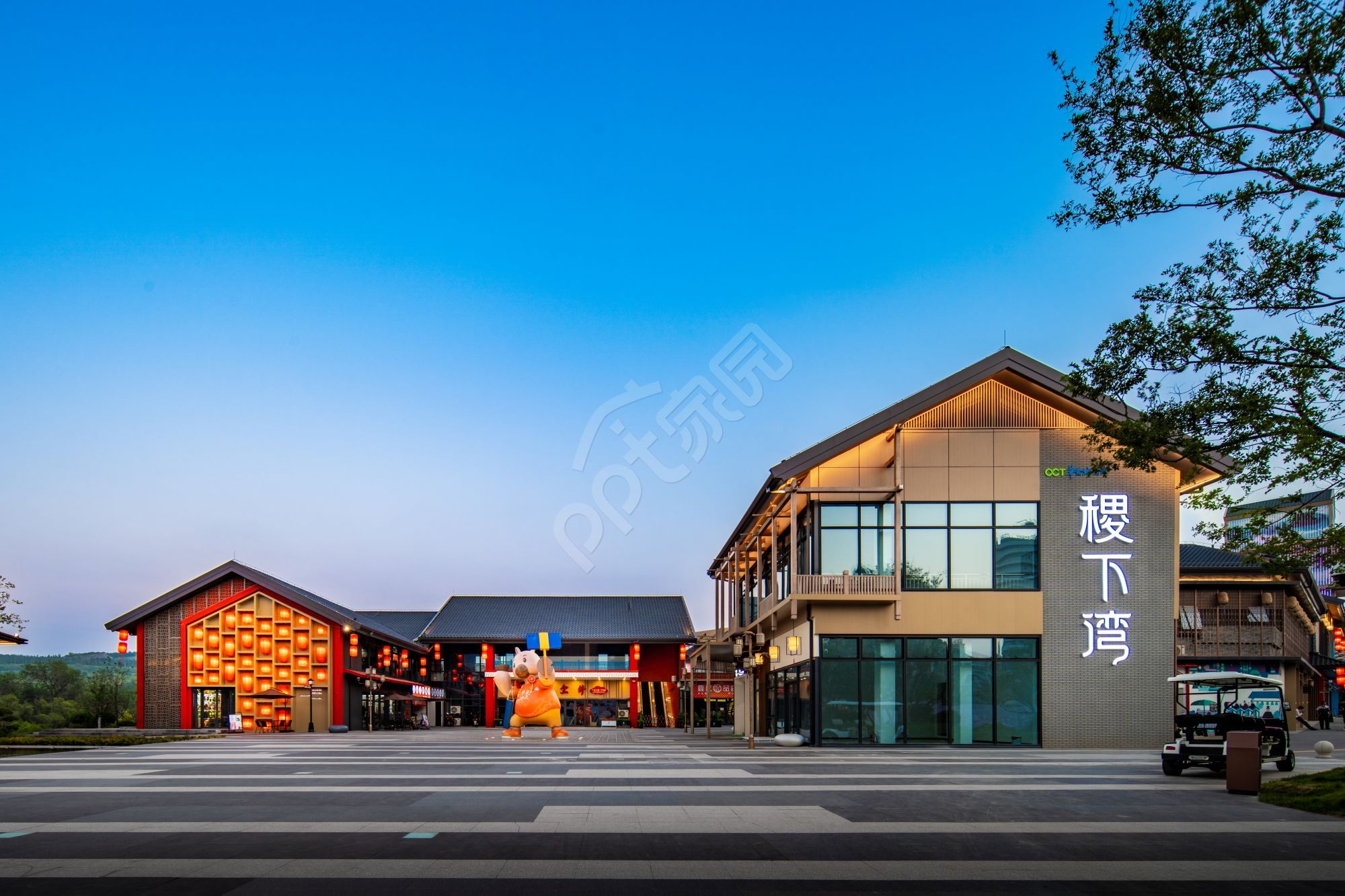 中国风建筑蓝色天空背景商务PPT背景图片