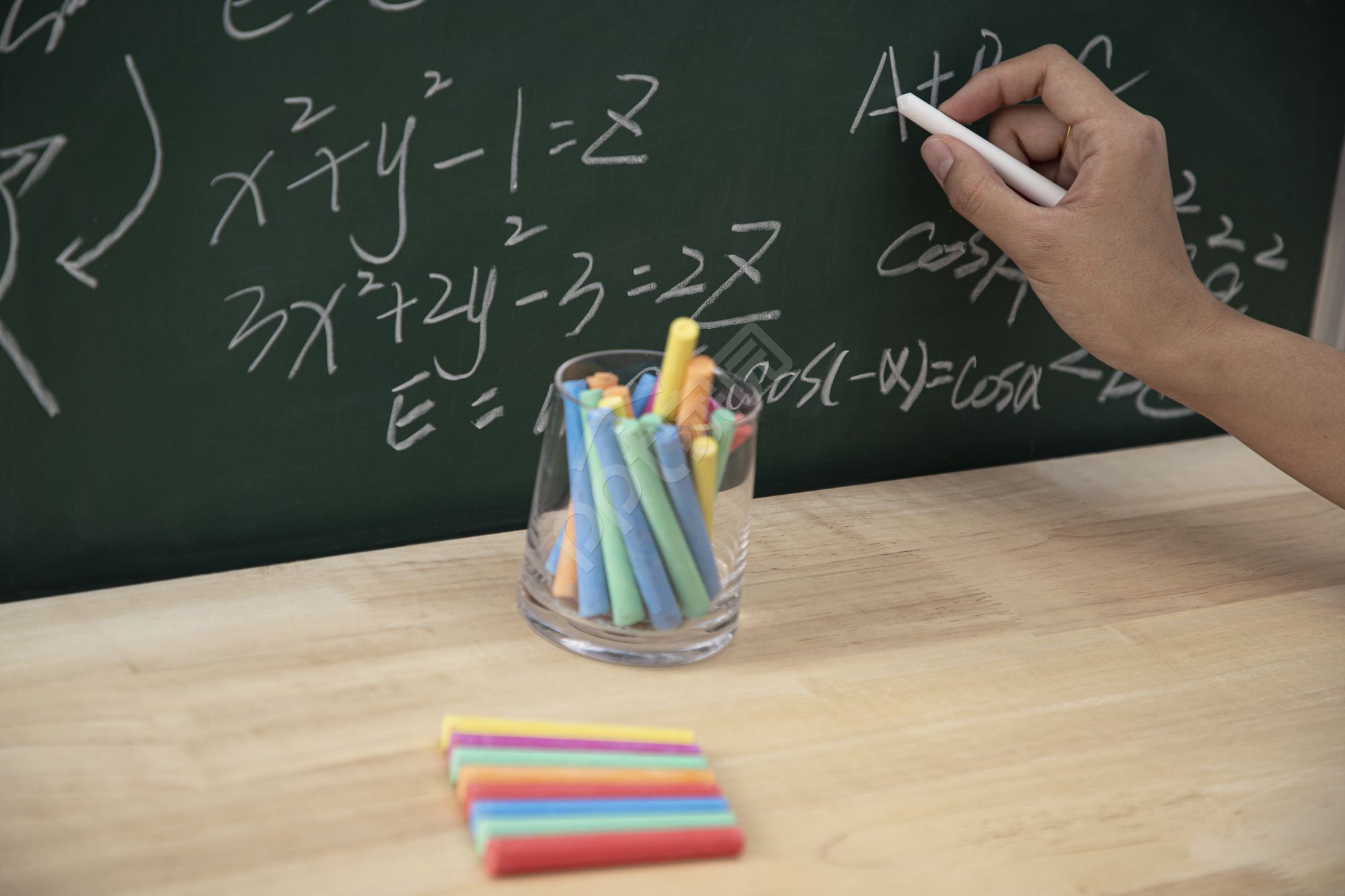 黑板粉笔字PPT背景图