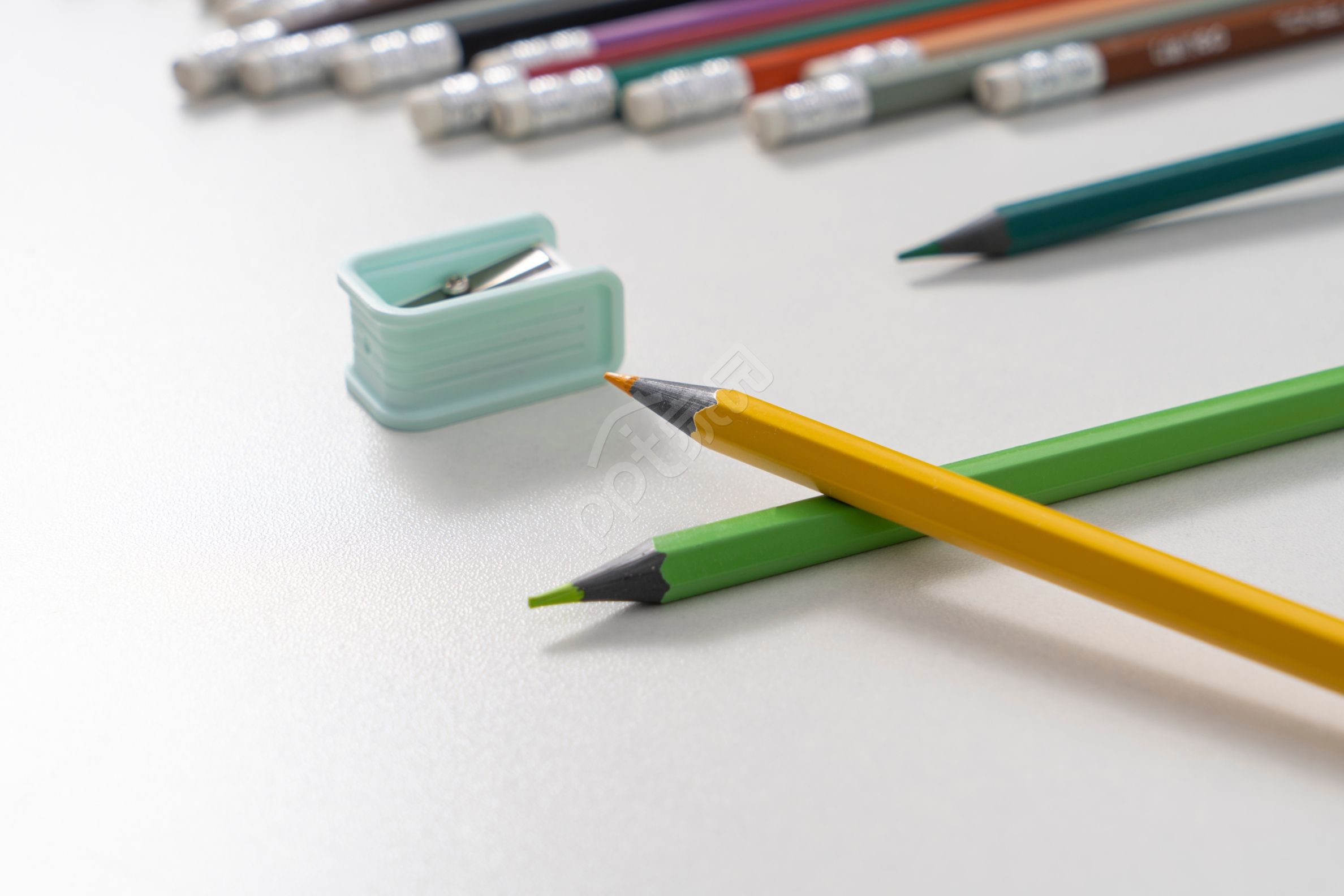 简约红色蜡笔PPT图片素材