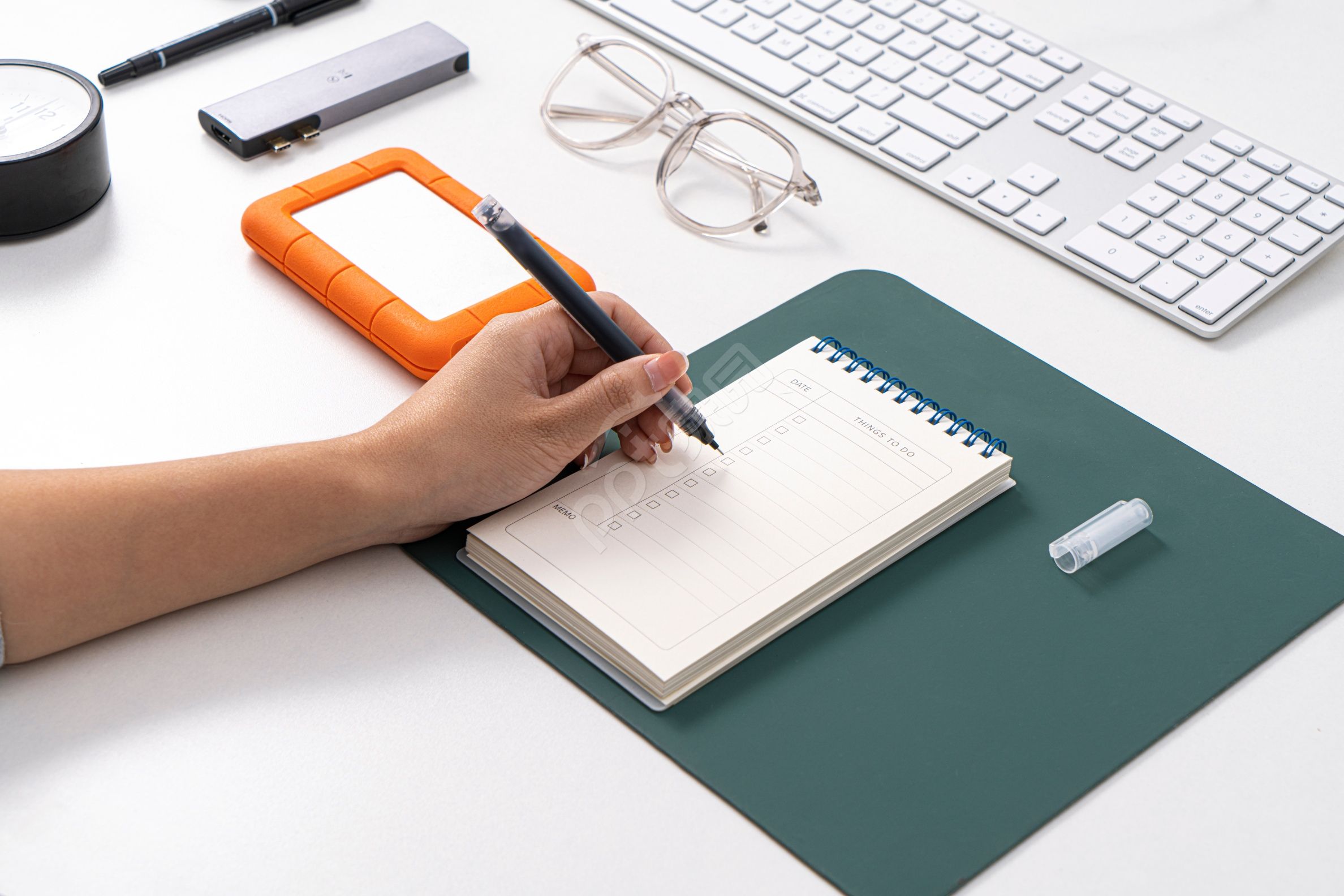 纯白物体商务合作PPT背景图片