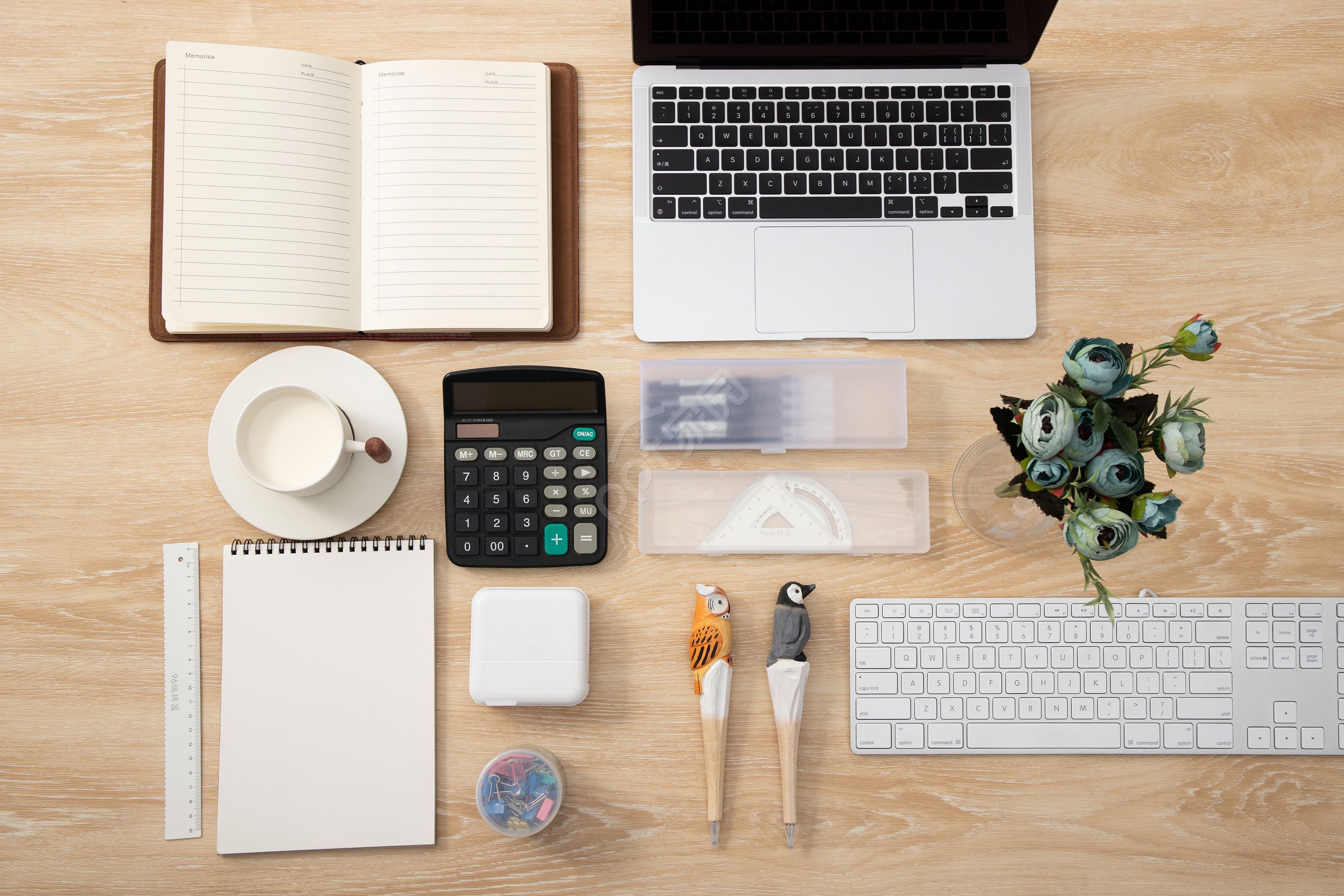 黑色商务简约背景图PPT模板