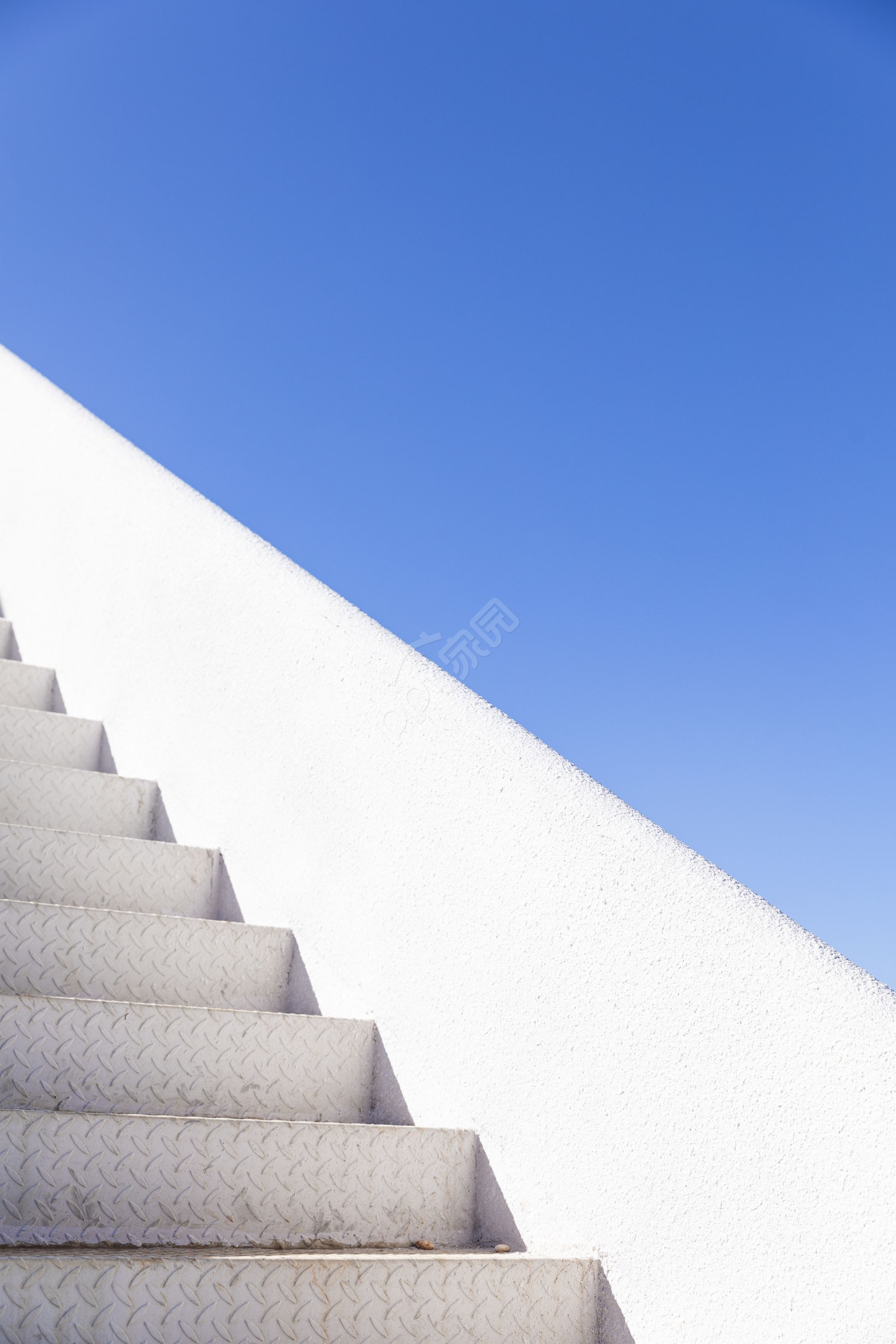 商务风天空大厦飞机仰拍ppt背景图片