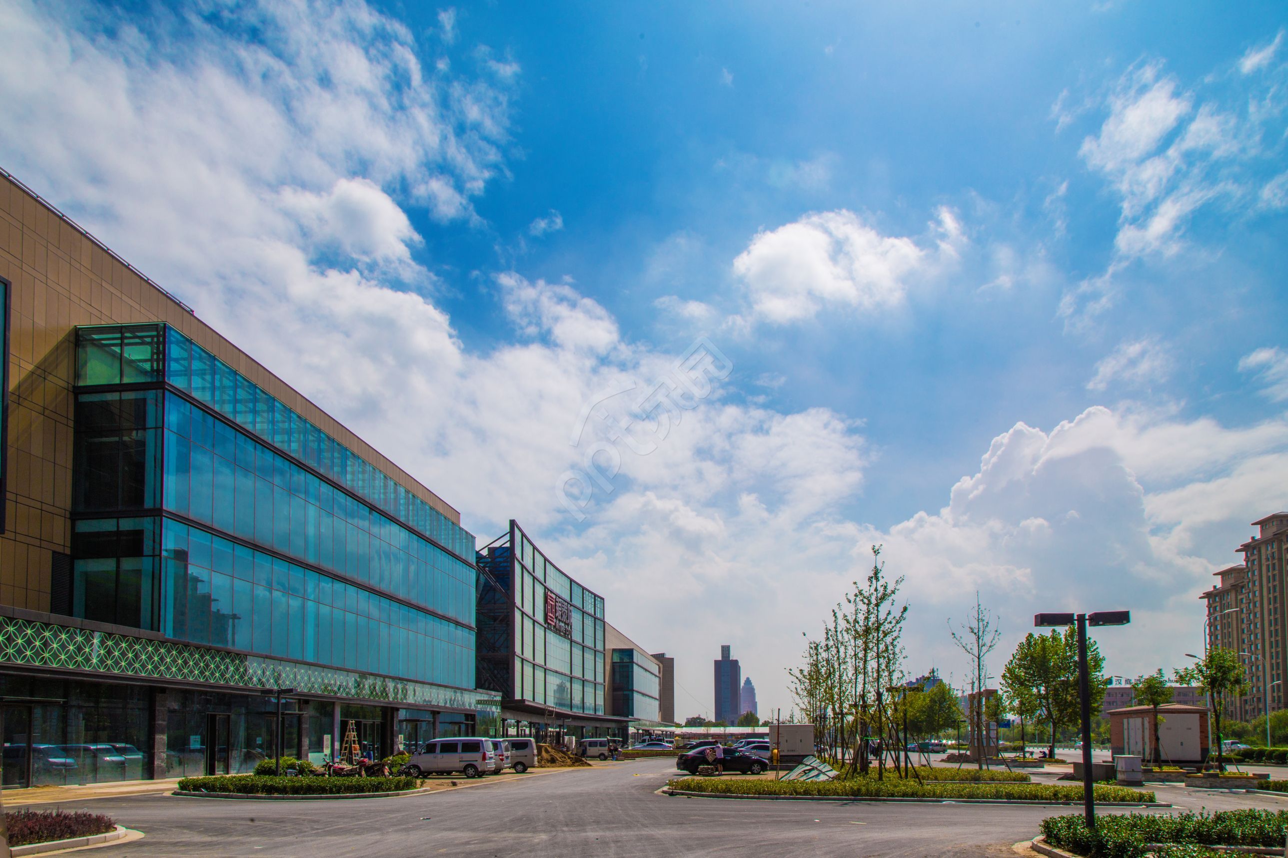 商务大气城市实景背景横向条纹ppt背景图片